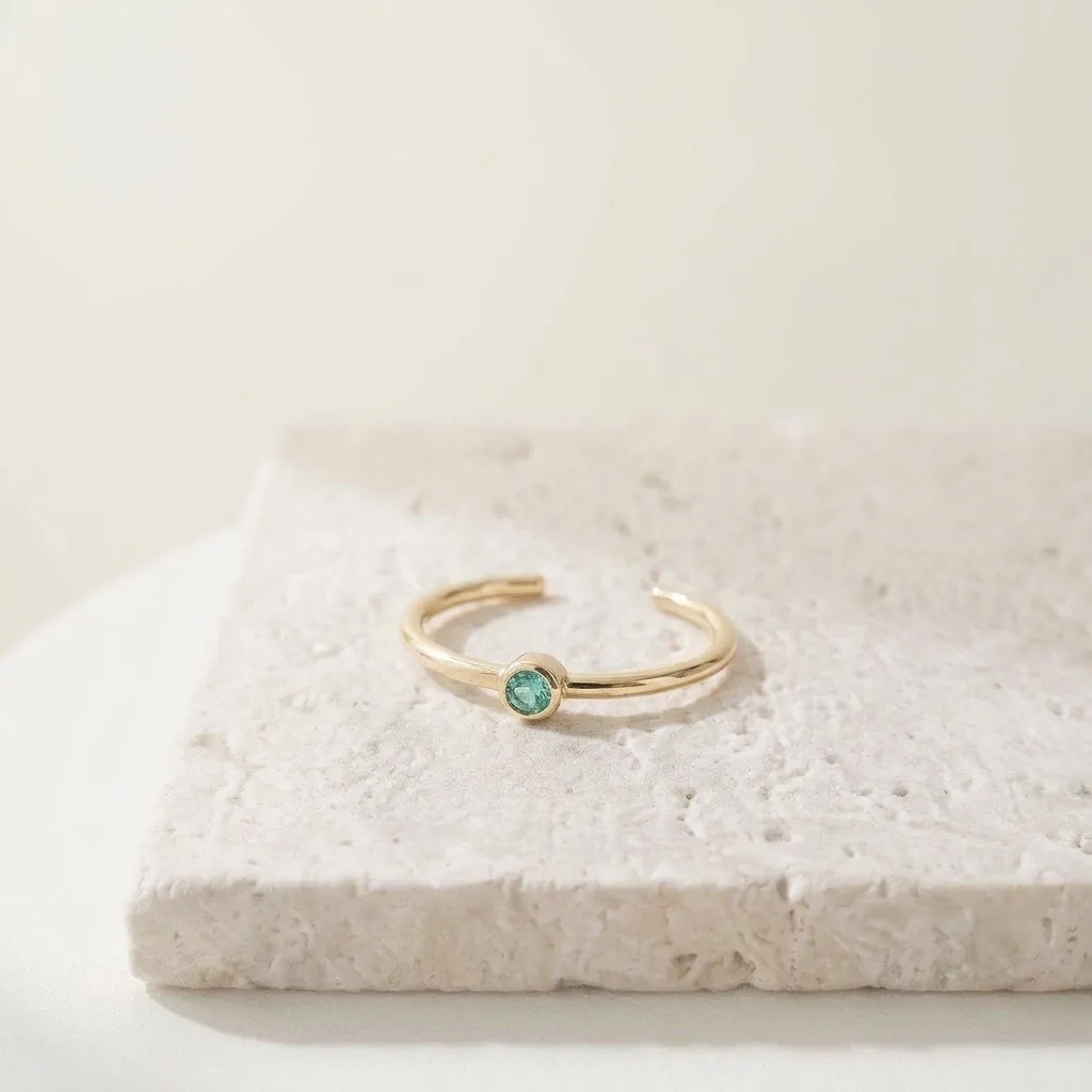 Ear cuff de ouro com pequena pedra verde-água
